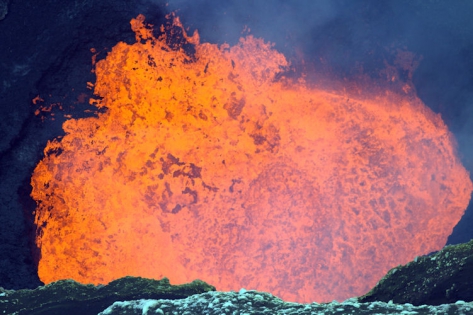 VANUATU - AMBRYM - MARUM Lac de lave bouillonnant du volcan Marum.
Aventure et expédition sur les volcans actifs du Vanuatu avec VOLCANODISCOVERY, encadré par un Volcanologue. Vue et approche du lac de lave du Marum.
(photo: Yashmin Chebli)