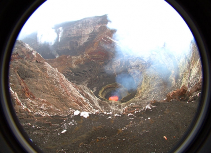 VANUATU - AMBRYM - BENBOW Lac de lave bouillonnant du volcan Benbow.
Aventure et expédition sur les volcans actifs du Vanuatu avec VOLCANODISCOVERY, encadré par un Volcanologue. Vue et approche du lac de lave du Benbow.
(photo: Yashmin Chebli)