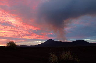 VANUATU - AMBRYM - BENBOW Lueur rouge du soleil se reflétant dans le panache de gaz du volcan BENBOW à l'intérieur de la Caldeira d'Ambrym.
© Yashmin CHEBLI