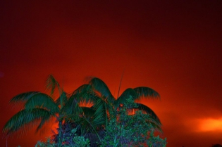 VANUATU - AMBRYM - BENBOW Le reflet de l'incandescence du lac de lave forme un rougeoiement dans le ciel et dans le panache de gaz du volcan BENBOW situé à l'intérieur de la Caldeira d'Ambrym.
© Yashmin CHEBLI