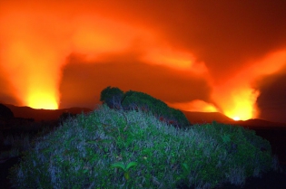 VANUATU - AMBRYM BENBOW MARUM Le reflet de l'incandescence des deux lacs de lave des volcans BENBOW (à gauche) et MARUM (à droite) pour former un extraordinaire rougeoiement dans le ciel et dans le panache de gaz des volcans situé à l'intérieur de la Caldeira d'Ambrym.
© Yashmin CHEBLI