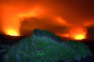 VANUATU - AMBRYM - BENBOW EXPEDITION AU VANUATU avec VOLCANODISCOVERY.
Le reflet de l'incandescence des deux lacs de lave des volcans BENBOW (à gauche) et MARUM (à droite) pour former un extraordinaire rougeoiement dans le ciel et dans le panache de gaz des volcans situé à l'intérieur de la Caldeira d'Ambrym.
© Yashmin CHEBLI