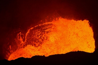 VANUATU - AMBRYM - BENBOW EXPEDITION SUR LES VOLCANS - LAC DE LAVE.
Extraordinaire bouillonnement du lac de lave du volcan BENBOW sur l'île d'Ambrym.
© Yashmin CHEBLI