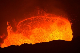 VANUATU - AMBRYM - VOLCANO EXPEDITION SUR LES VOLCANS - LAC DE LAVE.
Extraordinaire bouillonnement du lac de lave du volcan BENBOW sur l'île d'Ambrym.
© Yashmin CHEBLI