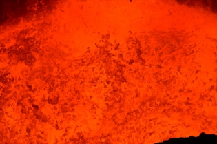 VANUATU - AMBRYM - VOLCANS EXPEDITION ET AVENTURES SUR LES VOLCANS - LAC DE LAVE.
Zoom sur l'Extraordinaire bouillonnement du lac de lave du volcan BENBOW sur l'île d'Ambrym.
© Yashmin CHEBLI