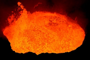 VANUATU - AMBRYM - BENBOW EXPEDITION ET AVENTURES SUR LES VOLCANS - LAC DE LAVE.
Zoom sur l'Extraordinaire bouillonnement du lac de lave du volcan BENBOW sur l'île d'Ambrym.
© Yashmin CHEBLI