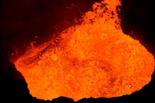 VANUATU - AMBRYM - BENBOW EXPEDITION ET AVENTURES SUR LES VOLCANS - LAC DE LAVE.
Zoom sur l'Extraordinaire bouillonnement du lac de lave du volcan BENBOW sur l'île d'Ambrym.
© Yashmin CHEBLI
