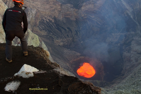Volcan Marum - lac de lave Observation de l'activité du lac de lave du volcan Marum par le Volcanologue chasseur de lave. (VANUATU)
