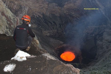 Volcan Marum - lac de lave Observation de l'activité du lac de lave du volcan Marum par le Volcanologue chasseur de lave.