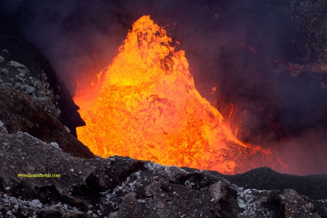 Volcan Benbow - Vanuatu expédition sur les volcans actifs du VANUATU avec un volcanologue (Yashmin Chebli) et l'équipe de volcanodiscovery.

Fontaine de lave du volcan BENBOW sur l'île d'Ambrym.