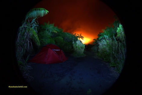 Volcan Benbow - Vanuatu Vue depuis le camp de base de volcanodiscovery. On observe l'incandescence du lac de lave dans dans le ciel nocturne.