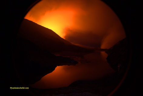 Volcan Benbow - Vanuatu reflet de l'incandescence du lac de lave sur une mare d'eau