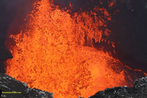 Volcan Benbow - Vanuatu Chasseur d'images sur le lac de lave du volcan Benbow - Fontaine de lave à la surface du lac de lave.