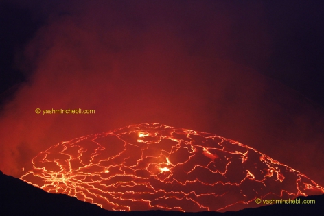 Chasseur de Lave en Afrique Voyage d'étude volcanologique avec un volcanologue sur Le lac de lave du volcan Nyiragongo.
Vue depuis le camps de base d'observation.