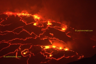 Chasseur d'Images En Eruption  Spatterings et petites fontaines de lave à la surface du lac de lave du volcan Nyiragongo.
Expédition chasseur d'images En Eruption! en RD Congo avec un volcanologue.