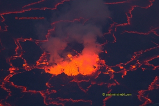 projection de lave sur le Lac Zoom sur Le lac de lave du volcan Nyiragongo.
Expédition chasseur de lac lave en Afrique dans la province Nord Kivu de la RD Congo avec un volcanologue.