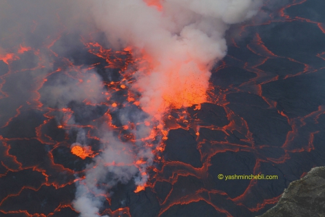 Nyiragongo - RD Congo 2015 Le lac de lave du volcan Nyiragongo.
Expédition chasseur de lac lave en RD Congo avec un volcanologue.