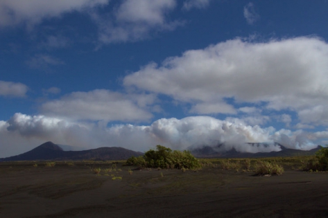 VANUATU - AMBRYM - VOLCANO Traversée spectaculaire et lunaire de l'immense caldeira d'Ambrym pour découvrir la culture des Villages de ENDU et TOAK. Dans le fond on aperçoit les deux volcans fumant, le BENBOW à gauche et le MARUM à droite.
(photo: Yashmin Chebli)
