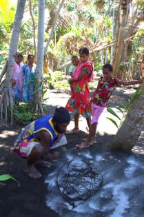 VANUATU - AMBRYM - TOAK Dessin sur sable, un savoir faire, une pratique culturelle unique sur l'île d'Ambrym.
(photo: Yashmin Chebli)