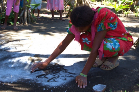 VANUATU - AMBRYM - CULTURE Dessin sur sable, un savoir faire, une pratique culturelle unique sur l'île d'Ambrym.
(photo: Yashmin Chebli)