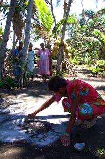 VANUATU - AMBRYM - TOAK Dessin sur sable, un savoir faire, une pratique culturelle unique sur l'île d'Ambrym.
(photo: Yashmin Chebli)