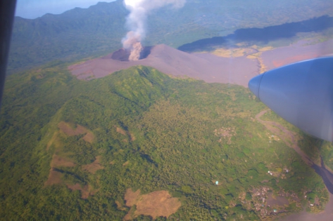 VANUATU - TANNA - VOLCAN YASUR Survol en avion privé avec le groupe de VOLCANODISCOVERY au-dessus du cratère du volcan YASUR sur l'île de TANNA.
(photo: Yashmin Chebli)