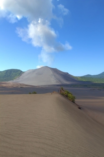 VANUATU - TANNA - VOLCAN YASUR Le volcan YASUR avec sont panache de gaz, vue depuis la plaine de cendre dans le sud-est de l'île de TANNA.
(photo: Yashmin Chebli)