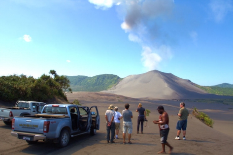 VANUATU - TANNA - VOLCAN YASUR Le volcan YASUR avec sont panache de gaz, vue depuis la plaine de cendre dans le sud-est de l'île de TANNA.
Observation de l'éruption par le groupe de VOLCANODISCOVERY.
(photo: Yashmin Chebli)