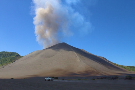 VANUATU - TANNA - VOLCAN YASUR Le volcan YASUR avec sont panache de gaz, vue depuis la plaine de cendre dans le sud-est de l'île de TANNA.