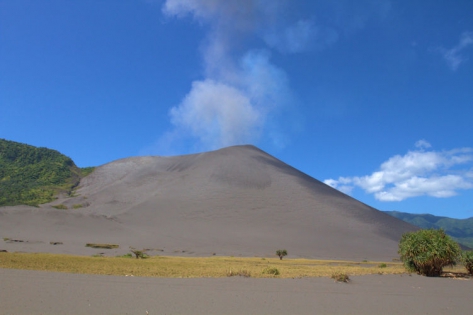 VANUATU - TANNA - VOLCAN YASUR  The YASUR volcano.
(photo: Yashmin Chebli)