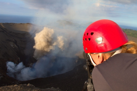 VANUATU - TANNA - VOLCAN YASUR Observation de l'activité du volcan YASUR avec un volcanologue de l'équipe de VOLCANODISCOVERY.
(photo: Yashmin Chebli)