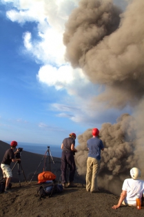 VANUATU - TANNA - VOLCAN YASUR Observation de l'activité du volcan YASUR avec un volcanologue de l'équipe de VOLCANODISCOVERY.
Superbe panache de cendre d'une explosion strombolienne.
(photo: Yashmin Chebli)