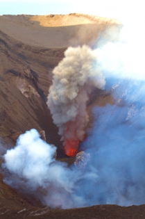 VANUATU - TANNA - VOLCAN YASUR Observation de l'activité du volcan YASUR avec un volcanologue de l'équipe de VOLCANODISCOVERY.
Belle éruption strombolienne du second cratère du volcan YASUR.
(photo: Yashmin Chebli)