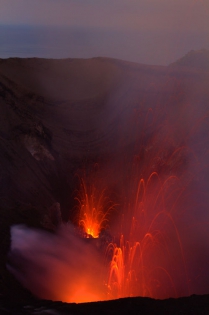 VANUATU - TANNA - VOLCAN YASUR Gerbes de lave incandescente issues de deux éruptions stromboliennes simultanée dans les deux cratères du volcan YASUR.
(photo: Yashmin Chebli)