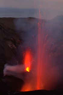 VANUATU - TANNA - VOLCAN YASUR Gerbes de lave incandescente issues de deux éruptions stromboliennes simultanée dans les deux cratères du volcan YASUR.
(photo: Yashmin Chebli)