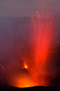 VANUATU - TANNA - VOLCAN YASUR Gerbes de lave incandescente de deux éruptions stromboliennes du volcan YASUR.
(photo: Yashmin Chebli)