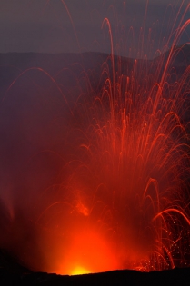 VANUATU - TANNA - VOLCAN YASUR Eruptions stromboliennes du volcan YASUR.
(photo: Yashmin Chebli)