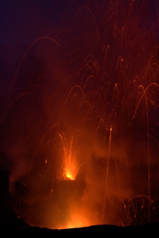 VANUATU - TANNA - VOLCAN YASUR Spectacle inoubliable! Eruption de feu! 
Observation des éruptions stromboliennes du volcan YASUR.
(photo: Yashmin Chebli)