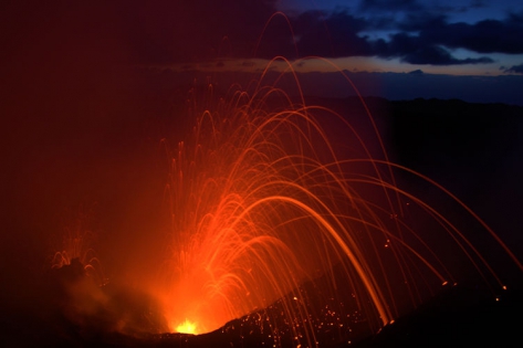 VANUATU - TANNA - VOLCAN YASUR Spectacle inoubliable! Eruption de feu! au levé du jour.
Observation des éruptions stromboliennes du volcan YASUR.
(photo: Yashmin Chebli)