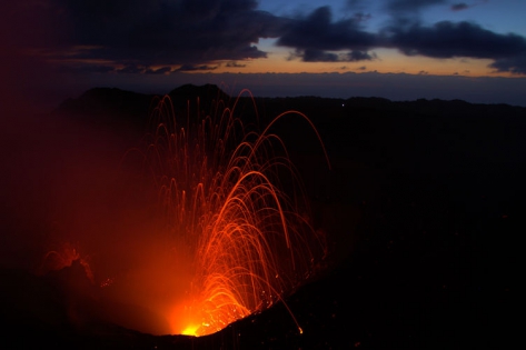 VANUATU - TANNA - VOLCAN YASUR Spectacle inoubliable! Eruption de feu! au levé du jour!
Unique avec VOLCANODISCOVERY!
Observation des éruptions stromboliennes du volcan YASUR.
(photo: Yashmin Chebli)