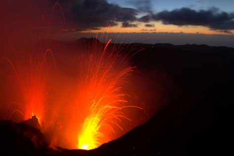 VANUATU - TANNA - VOLCAN YASUR Spectacle inoubliable! Eruption de feu! au levé du jour!
Unique avec VOLCANODISCOVERY!
Observation des éruptions stromboliennes du volcan YASUR.
(photo: Yashmin Chebli)