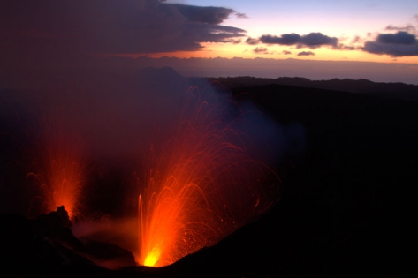 VANUATU - TANNA - VOLCAN YASUR Spectacle inoubliable! Éruption de feu! Au LEVER DU SOLEIL!
Spectacle unique avec VOLCANODISCOVERY!
Les éruptions stromboliennes du volcan YASUR.
Les jets de lave incandescente des deux cratères au lever du soleil.
( Photo : Yashmin Chebli)