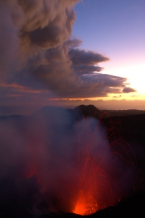 VANUATU - TANNA - VOLCAN YASUR Spectacle inoubliable! Éruption de feu! Au LEVER DU SOLEIL!
Spectacle unique avec VOLCANODISCOVERY!
Les éruptions stromboliennes du volcan YASUR.
Panache de cendres dans le ciel et gerbes de lave incandescente des deux cratères au lever du soleil.
( Photo : Yashmin Chebli)