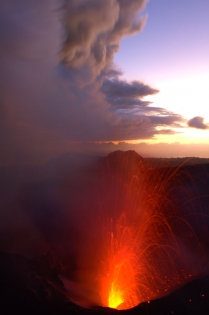 VANUATU - TANNA - VOLCAN YASUR Spectacle inoubliable! Éruption de feu! Au LEVER DU SOLEIL!
Spectacle unique avec VOLCANODISCOVERY!
Les éruptions stromboliennes du volcan YASUR.
Panache de cendres dans le ciel et gerbes de lave incandescente du cratère du YASUR au lever du soleil.
( Photo : Yashmin Chebli)