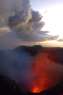 VANUATU - TANNA - VOLCAN YASUR Spectacle inoubliable! Éruption de feu! Au LEVER DU SOLEIL!
Eruptions stromboliennes du volcan YASUR.
Panache de cendres dans le ciel et gerbes de lave incandescente du cratère du YASUR.
( Photo : Yashmin Chebli)