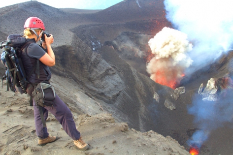 VANUATU - TANNA - VOLCAN YASUR Observation des éruptions du volcan Yasur.
(photo: Yashmin Chebli)