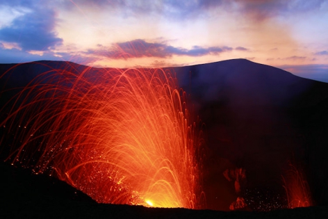 VANUATU - TANNA - VOLCAN YASUR Unforgettable show! Eruption of fire! at the SUNRISE!
Strombolian eruptions of the YASUR volcano.
Wonderful Jets of incandescent lava from the crater at the sunrise.
(photo: Yashmin Chebli)