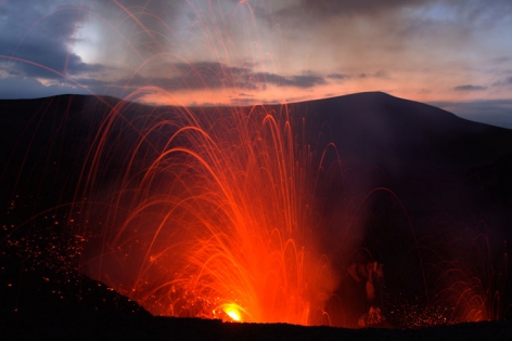 VANUATU - TANNA - VOLCAN YASUR Spectacle inoubliable! Éruption de feu! Au LEVER DU SOLEIL!
Les éruptions stromboliennes du volcan YASUR.
Les Merveilleux Jets de lave incandescente du cratère au lever du soleil.
( Photo : Yashmin Chebli)