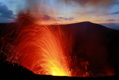 VANUATU - TANNA - VOLCAN YASUR Les éruptions stromboliennes du volcan YASUR.
Les Merveilleux Jets de lave incandescente du cratère au lever du soleil.
( Photo : Yashmin Chebli)