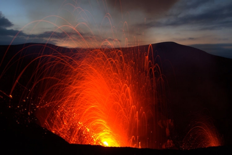 VANUATU - TANNA -YASUR VOLCANO Les éruptions stromboliennes du volcan YASUR.
Les Merveilleux Jets de lave incandescente du cratère au lever du soleil.
( Photo : Yashmin Chebli)